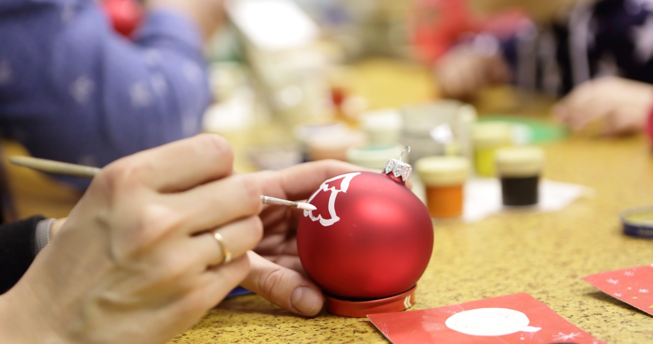 Odnawianie świątecznych ozdób może być dobrą zabawą dla dorosłych i dzieci. /Pixel