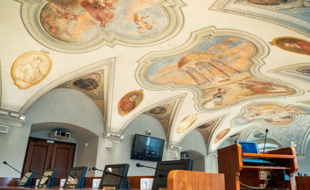 Odnowiono XVIII-wieczne freski na sklepieniu Sali Sesyjnej poznańskiego urzędu miasta