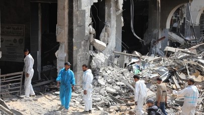 "Odór zwłok". Blisko 400 ciał w pobliżu szpitala w Gazie