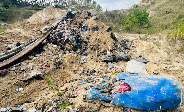 Odpady i materiały zakaźnie pod ziemią. Wśród zatrzymanych były burmistrz