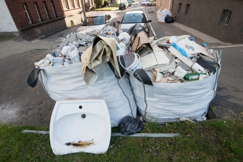Odpady remontowe nigdy nie powinny trafiać do "zwykłego" kosza na odpady zmieszane /Wojciech Stróżyk /Reporter