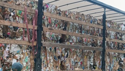 Odpady zamiast makulatury. "Śmierdząca" ciężarówka ze Szwecji