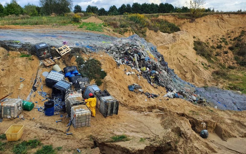 Odpady zostały zrzucone do wyrobiska po wydobyciu piasku /Policja Mazowiecka  /