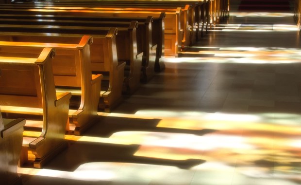 Odpalił petardę za ołtarzem, odpowie za zakłócanie mszy św.   