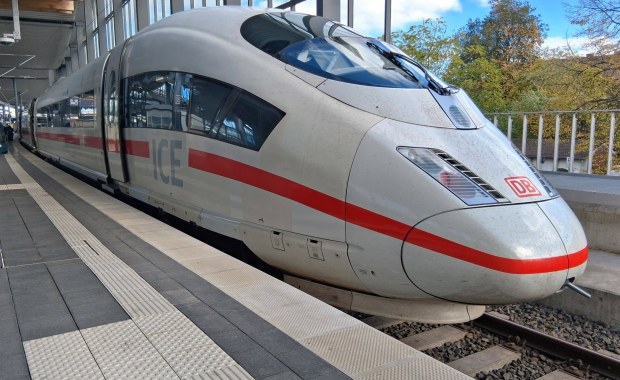 Odpalił petardy w pociągu, 12 osób rannych. Zamknęli go w toalecie