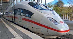 Odpalił petardy w pociągu, 12 osób rannych. Zamknęli go w toalecie