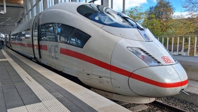 Odpalił petardy w pociągu, 12 osób rannych. Zamknęli go w toalecie