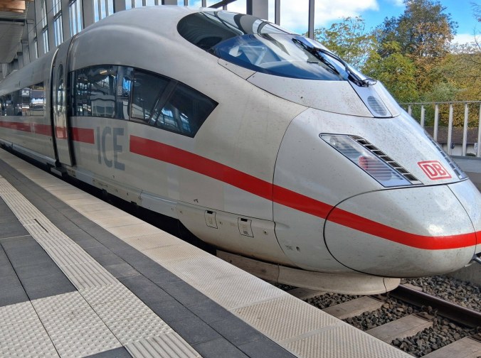 Odpalił petardy w pociągu, 12 osób rannych. Zamknęli go w toalecie