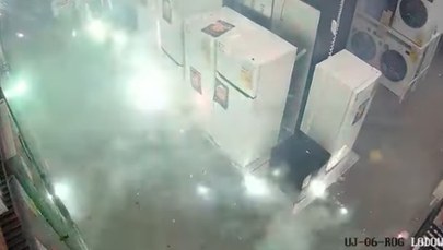 Odpalili fajerwerki w sklepie, by ukraść kontroler. Policja publikuje nagranie