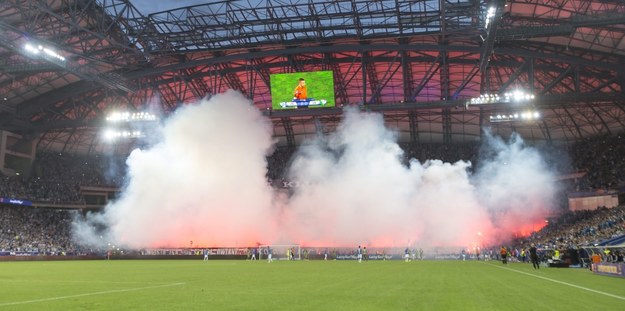 Odpalone race podczas meczu o piłkarski Superpuchar Polski pomiędzy miejscowym Lechem i Legią Warszawa w Poznaniu, /Bartosz Jankowski /PAP