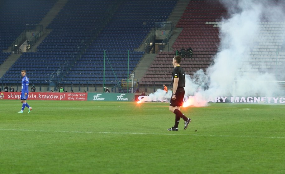 Odpalone spoza stadionu race, które spadły na murawę i spowodowały, krótką przerwę w grze /Stanisław Rozpędzik /PAP