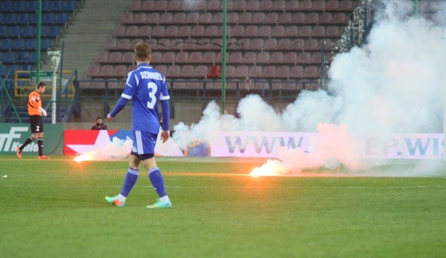 Odpalone spoza stadionu race spadły na murawę stadionu /Stanisław Rozpędzik /PAP