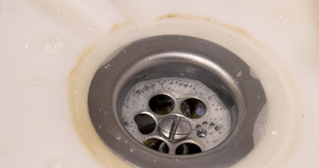 Odpływ możemy udrożnić, używając kremu do depilacji /123RF/PICSEL