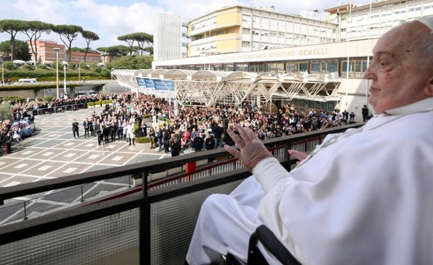 "Odpoczywa, nikogo nie spotyka". Papież Franciszek wraca do zdrowia