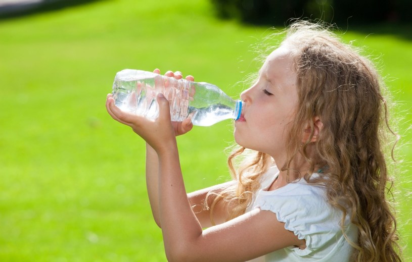 Odpowiedni dobór napojów dla dziecka, może zapobiec poważnym chorobom /123RF/PICSEL