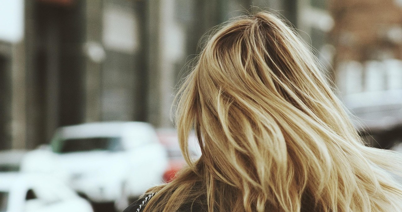 Odpowiedni toner zadba o piękny kolor włosów blond /pexels /Pixabay.com