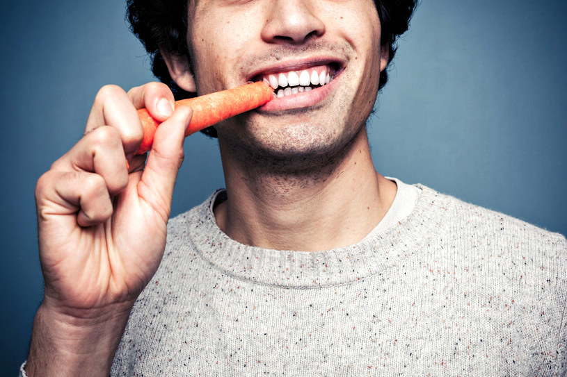 Odpowiednia dieta może sprawić, że nasze zęby staną się jeszcze bielsze /123RF/PICSEL