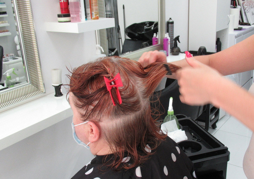 Odpowiednia fryzura dla kobiet po 50-tce odmładza nawet o dekadę. Nie warto więc zwlekać z wizytą o fryzjera /123RF/PICSEL