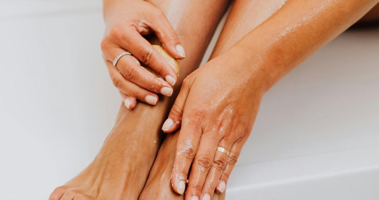 Odpowiednia pielęgnacja stóp zapewni gładką skórę / Kaboompics.com /pexels.com