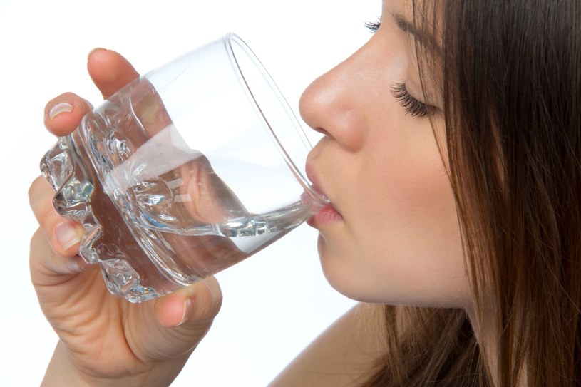 Odpowiednie spożycie wody zapewnia między innymi prawidłowe funkcjonowanie układu moczowego i pokarmowego, a także koreluje ze zmniejszoną zachorowalnością na choroby sercowo-naczyniowe. /123RF/PICSEL