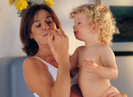 Odpowiednie zabiegi mogą popra wić kondycję paznokci u dziecka. /ThetaXstock