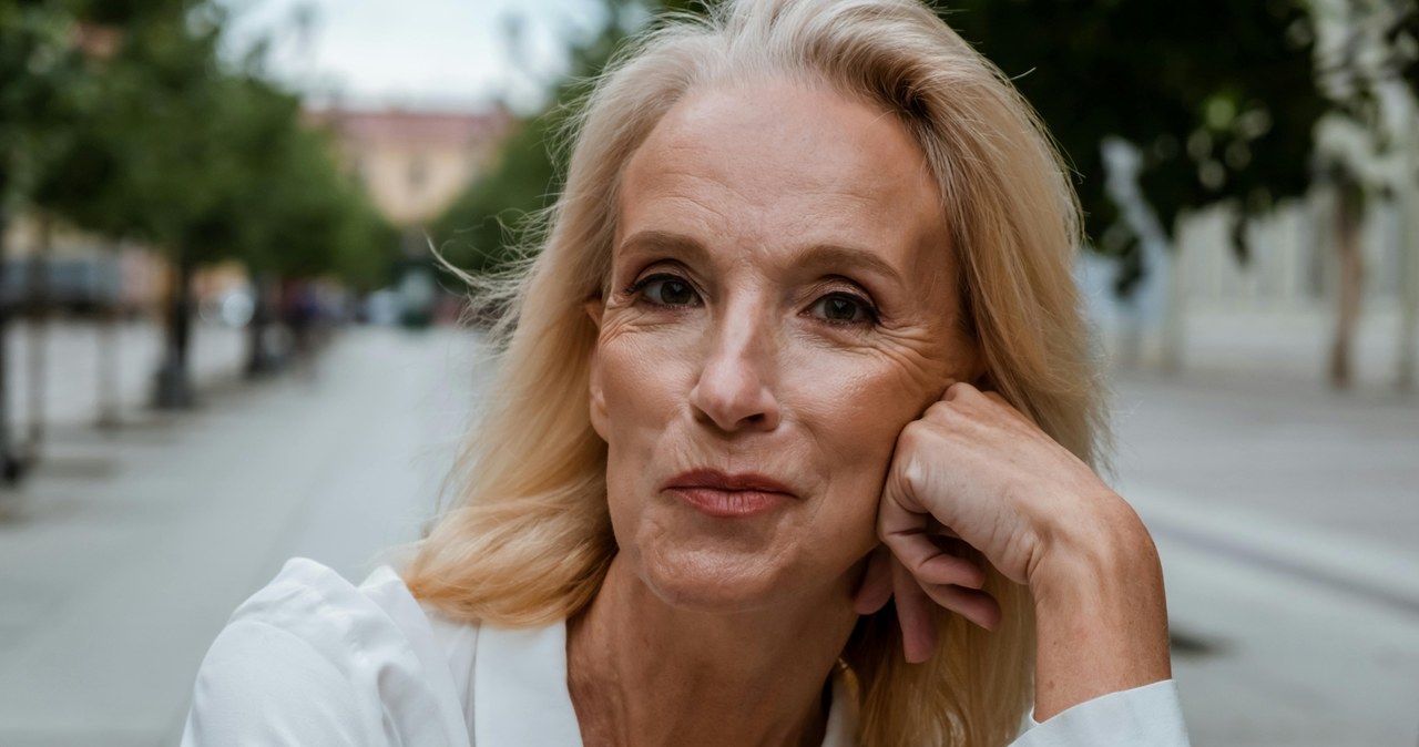 Odpowiednio dobrana fryzura po 70-tce odmładza i nadaje świeżego wyglądu / cottonbro studio /pexels.com