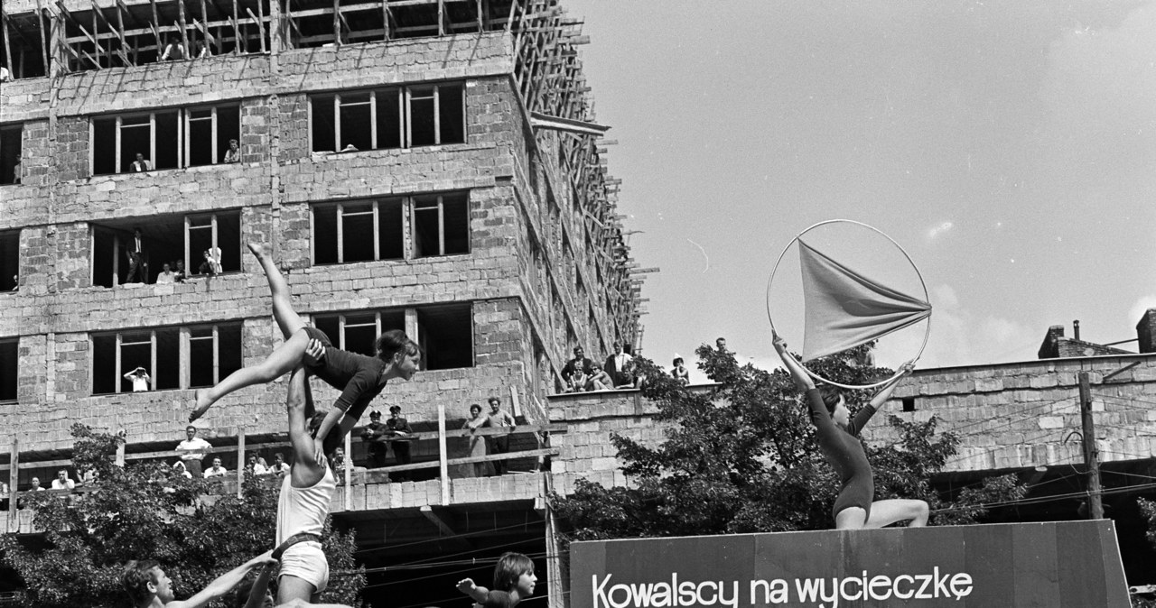 Odpowiedzią na uroczystości kościelne jubileuszu Chrztu Polski były państwowe imprezy z kulminacją na 22 lipca 1966 r. Na zdjęciu przemarsz ulicami Warszawy /Marek Zurn /Agencja FORUM