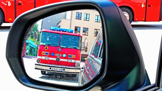 Odpowiedzialność spada na strażaków dopiero wtedy, gdy uszkodzą zaparkowany pojazd, a nie było to konieczne. /Motor