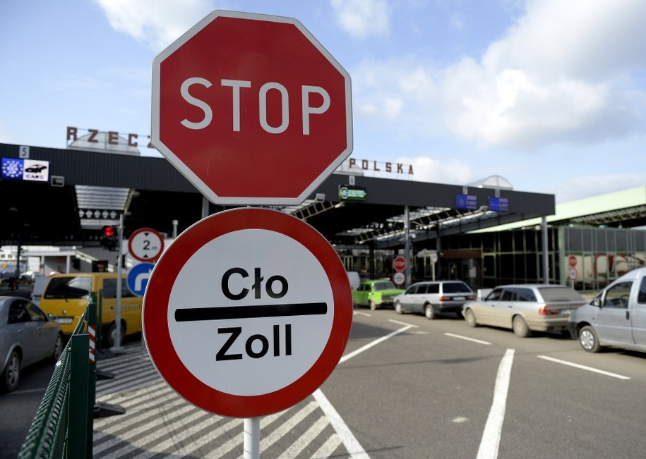 Odprawa podróżnych na polsko-ukraińskim przejściu granicznym Medyka-Szeginie /Darek Delmanowicz /PAP