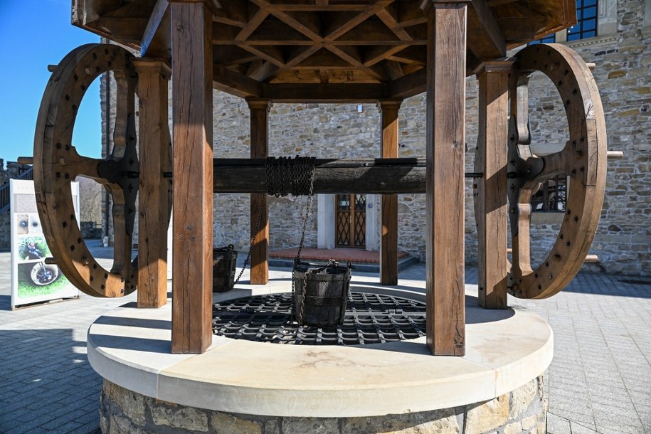 Odrestaurowana i zrekonstruowana zabytkowa studnia na dziedzińcu Muzeum Historycznego w Sanoku /Darek Delmanowicz /PAP