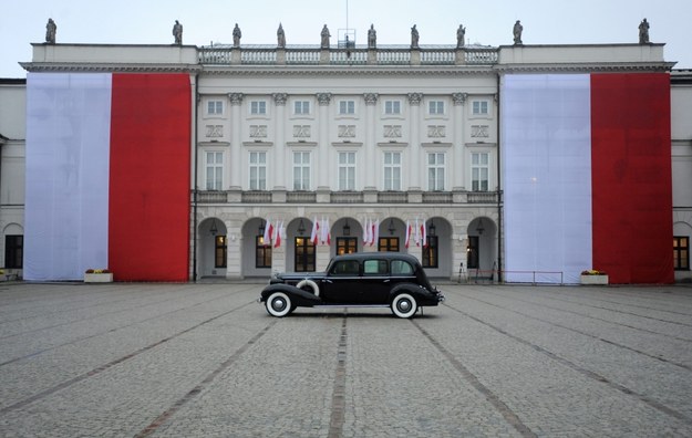 Odrestaurowany Cadillac 355D, sprowadzony do Polski w 1935 roku dla Marszałka Józefa Piłsudskiego, prezentowany na dziedzińcu Pałacu Prezydenckiego w Warszawie. 11 listopada ten zabytkowy pojazd przejedzie ulicami stolicy w marszu Razem dla Niepodległej /Bartłomiej Zborowski /PAP