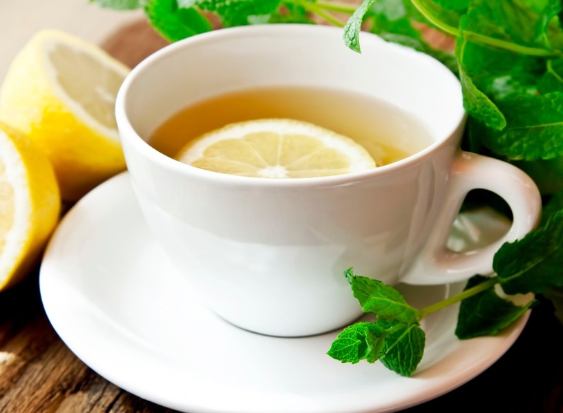 Odrobina cytryny w porannej herbacie odświeża oddech /123RF/PICSEL