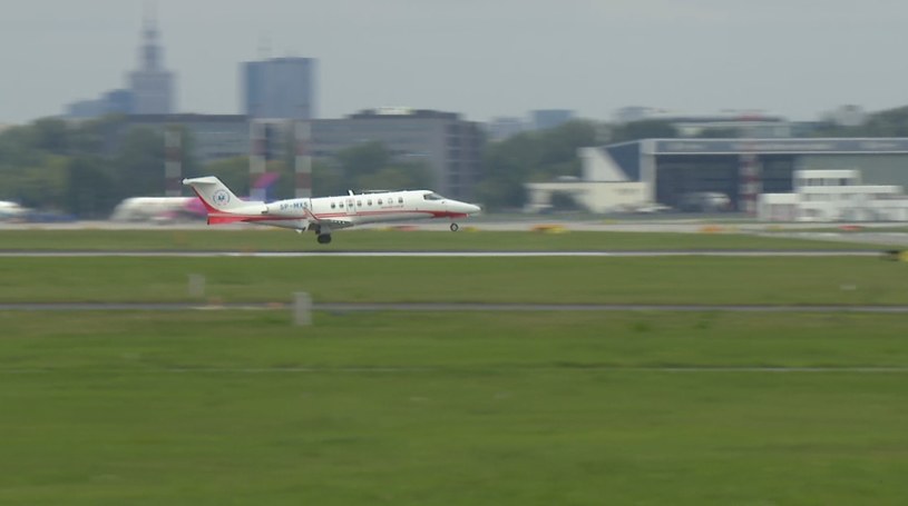 Odrzutowiec Lotniczego Pogotowia Ratunkowego ląduje na Okęciu /Polsat News /Polsat News