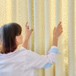 Odsłoń rolety, usiądź przy oknie. To prosty trik na obniżenie cukru