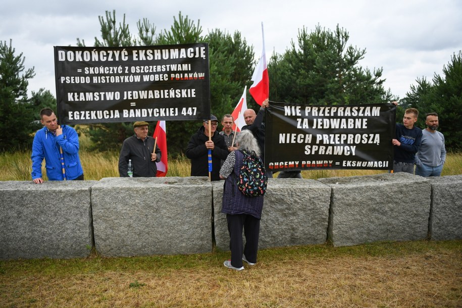 Odsłonięcie alei pamięci z głazami i tablicami, których treść kwestionuje udział Polaków w zbrodni i obarcza nią jedynie oddział niemieckiego wojska /Michał Zieliński  /PAP
