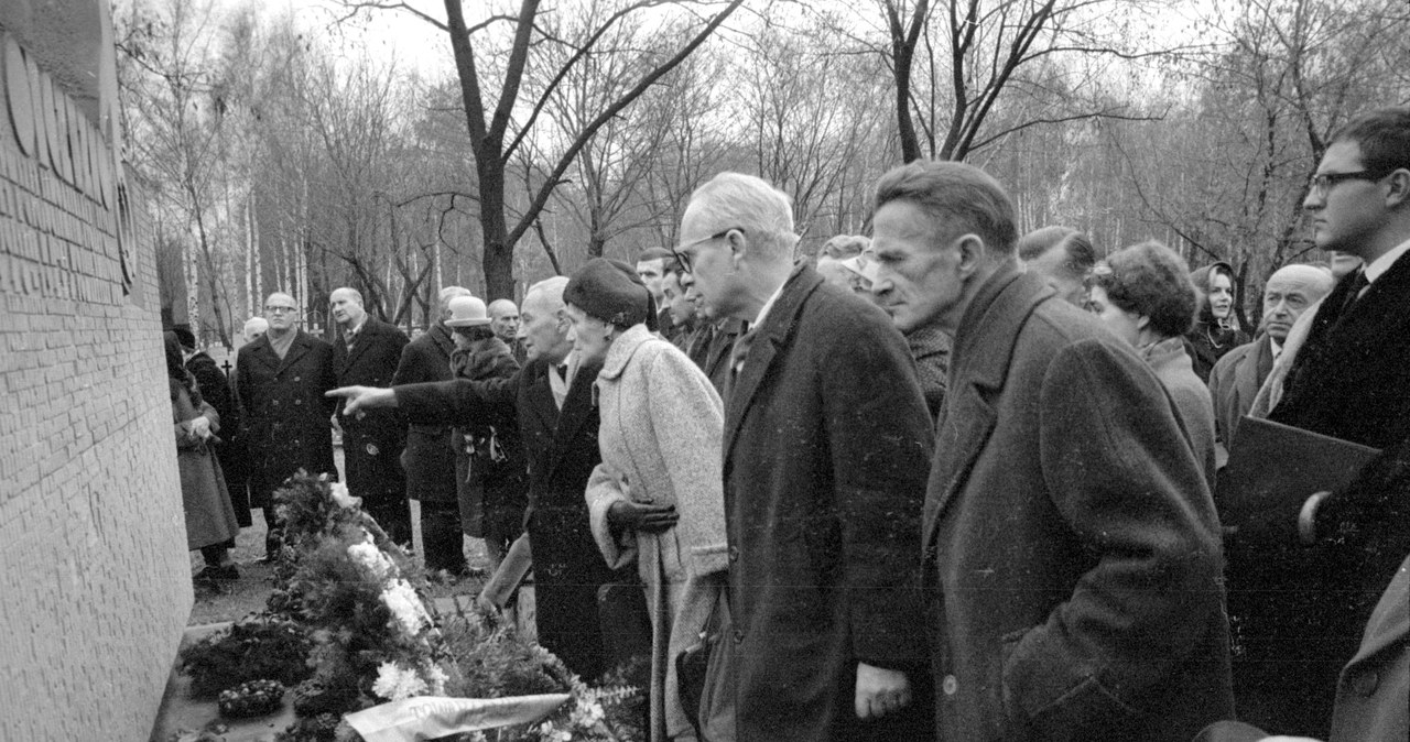 Odsłonięcie pomnika cichociemnych na warszawskich Powązkach - 19 września 1965 r. /Bogdan Łopieński /Agencja FORUM