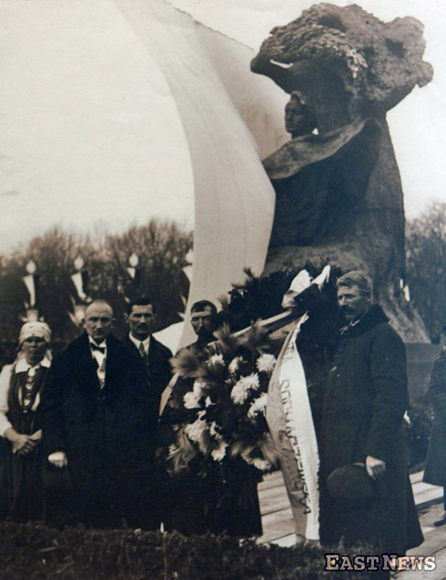 Odsłonięcie pomnika Fryderyka Chopina w warszawskich łazienkach - 14 listopada 1926 r. /East News