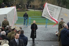 Odsłonięcie pomnika ofiar katastrfoy smoleńskiej na Powązkach