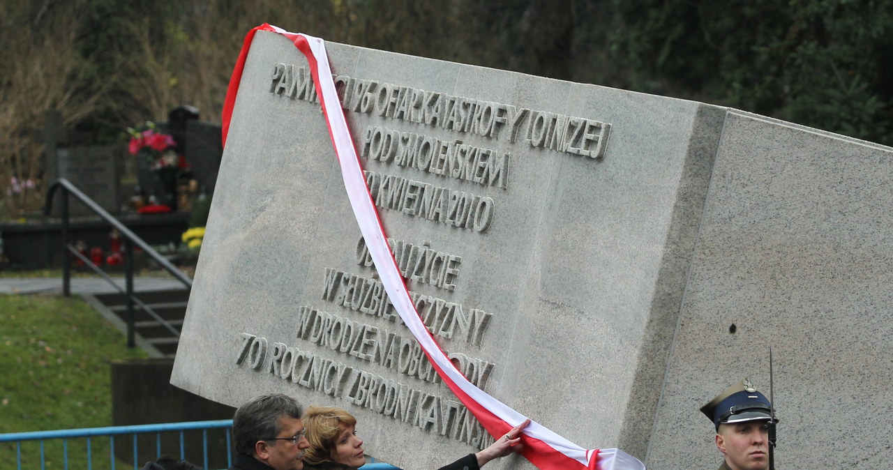 Odsłonięcie pomnika ofiar katastrfoy smoleńskiej na Powązkach