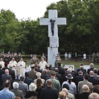Biskup polowy WP Józef Guzdek odprawia mszę świętą polową na Skwerze Wołyńskim w Warszawie