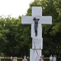 Biskup polowy WP Józef Guzdek odprawia mszę świętą polową na Skwerze Wołyńskim w Warszawie