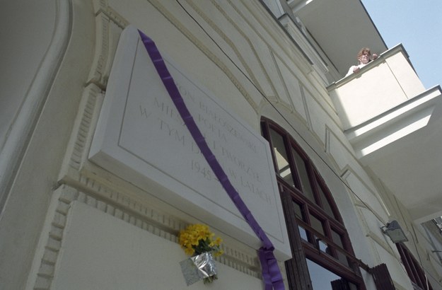 Odsłonięcie tablicy pamiątkowej poety Mirona Białoszewskiego na neobarokowej, zabytkowej kamienicy przy ul. Poznańskiej 37 w maju 1997 / 	Przemysław Wierzchowski    /PAP