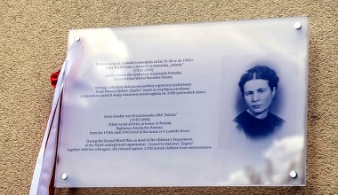 Odsłonięto tablicę upamiętniającą Irenę Sendlerową 