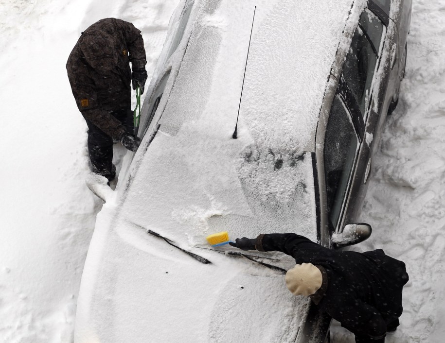 Odśnieżanie auta /Andrzej  Grygiel /PAP