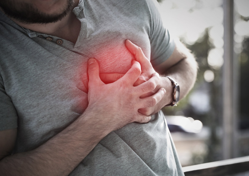 Odśnieżanie może spowodować zawał serca lub doprowadzić do nagłego zatrzymania jego akcji /123RF/PICSEL