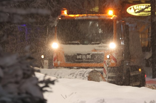 Odśnieżanie ulic w związku z intensywnymi opadami śniegu w Zakopanem /Grzegorz Momot /PAP