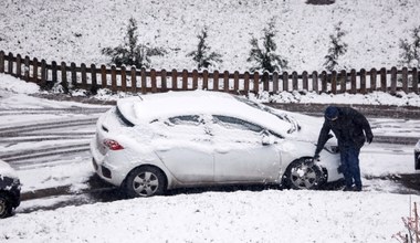 Odśnieżasz auto? Będzie mandat. Nie odśnieżasz? To też