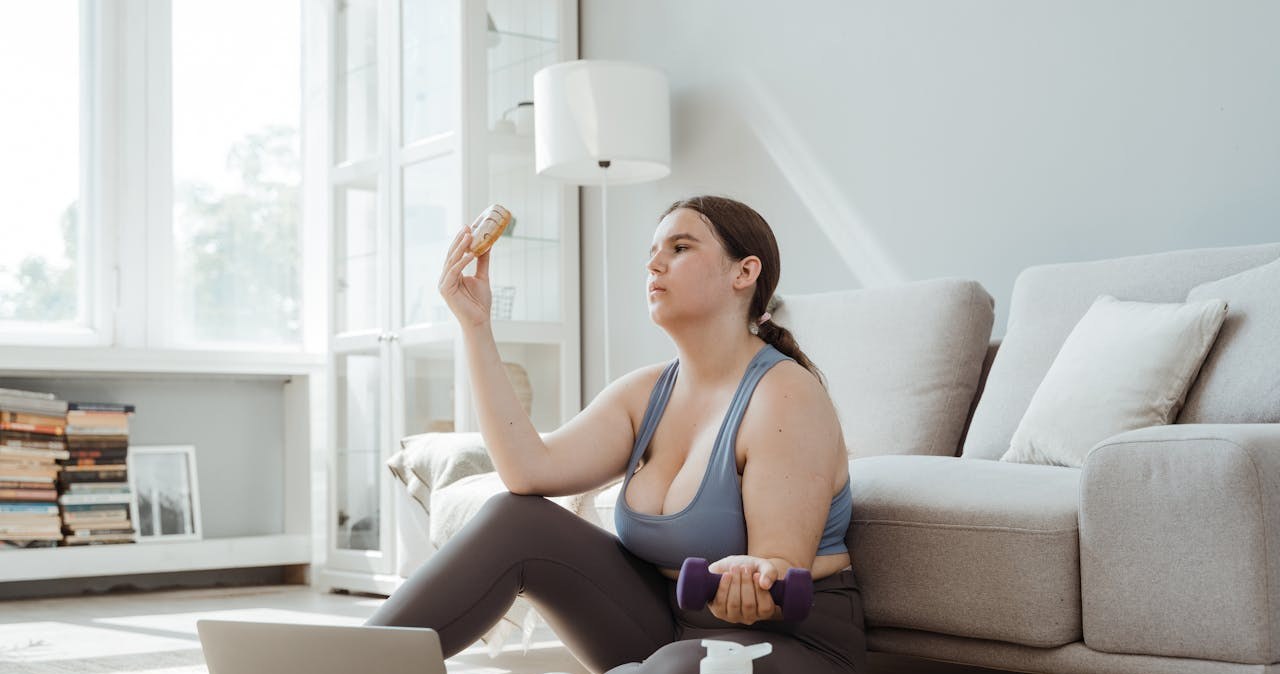 Odstawienie niezdrowych przekąsek pomaga spokojnie tracić kilogramy bez głodówki /MART PRODUCTION /pexels.com