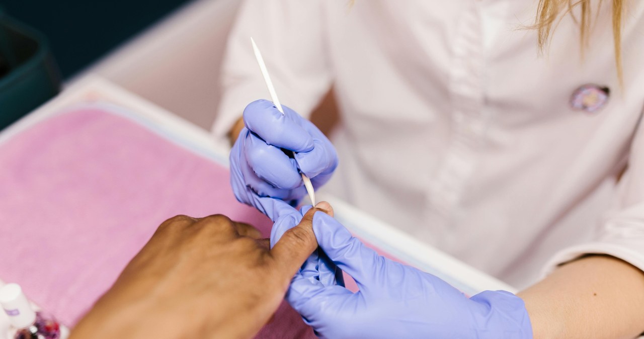 Odsuwanie skórek przy paznokciach zapobiegnie ich odrastaniu i stwardnieniu /RDNE Stock project /pexels.com