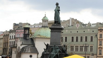 Odtańczyć poloneza, poskakać wokół Adasia